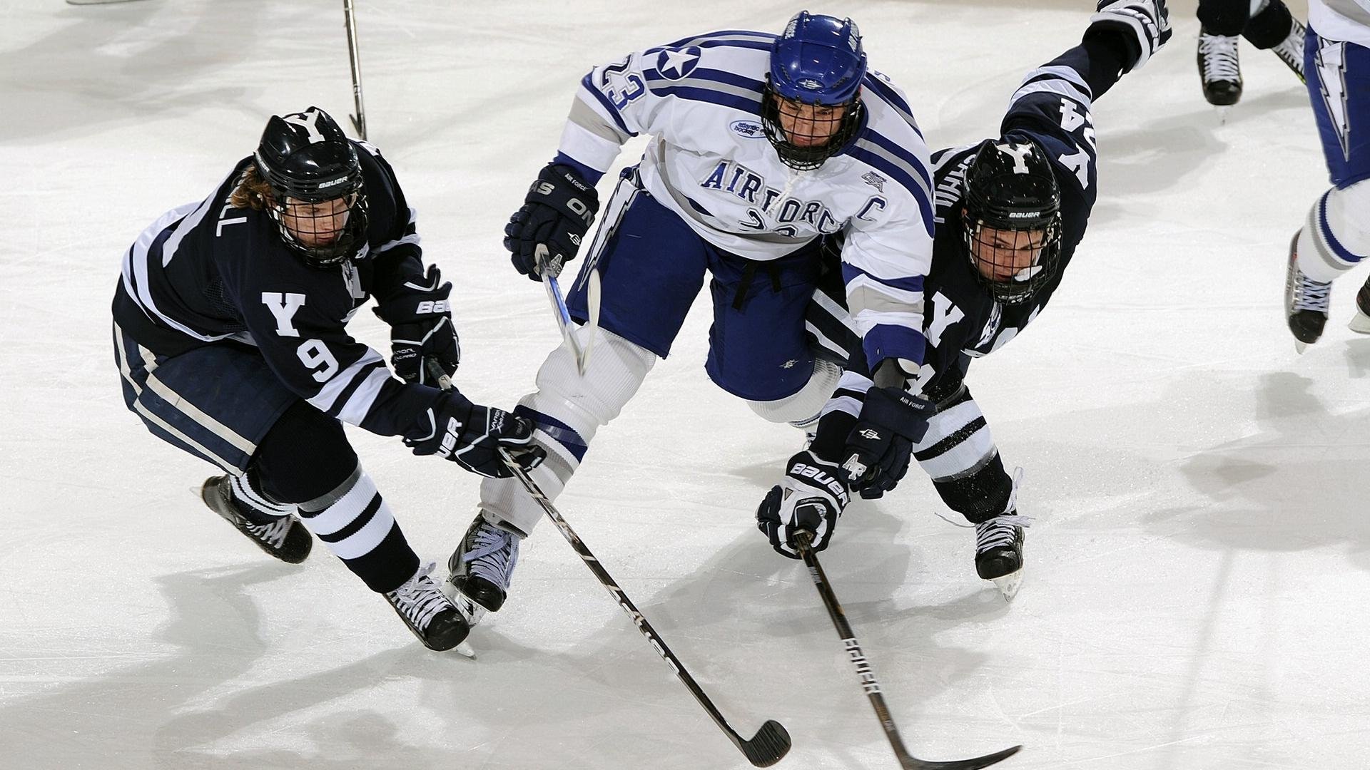 冰球联赛激战正酣,新秀崛起与老将传奇交织的赛季
