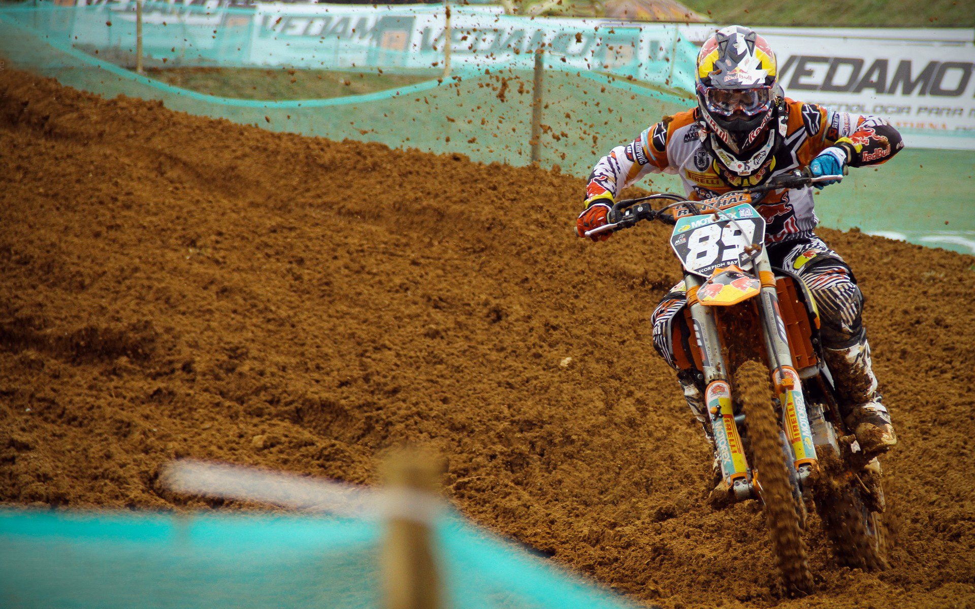 混合泳新星闪耀全国锦标赛,老将坚守展现不屈斗志